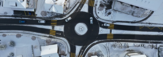 Kreisel bei Kirche und Ochsen