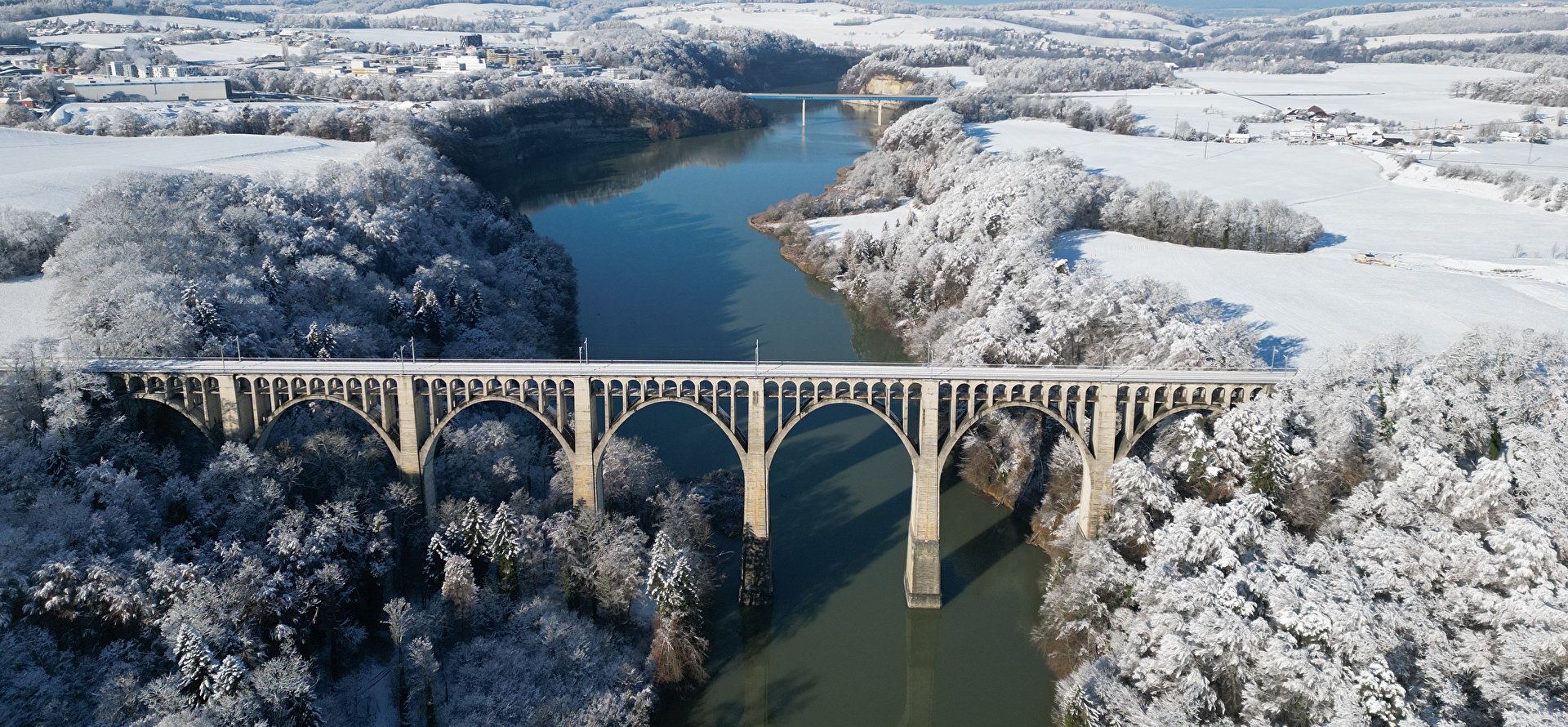 Luftbild Grandfey-Brücke Winter