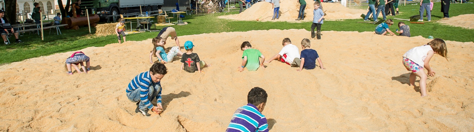 Kinder spielen im Sand