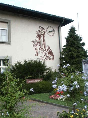 Das Gemeindehaus an der Bergstrasse ist 1940, ein Jahr nach Beginn des Zweiten Weltkrieges, eingeweiht worden. Neben dem Haupteingang ist oben an der Fassade zu lesen: "Aus glücklichen Familien besteht das Wohl des Staates." (Johann Gottfried Herder, deutscher Philosoph, Theologe und Dichter, 1744-1803) 