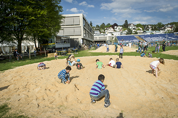 Kinder spielen im Sand