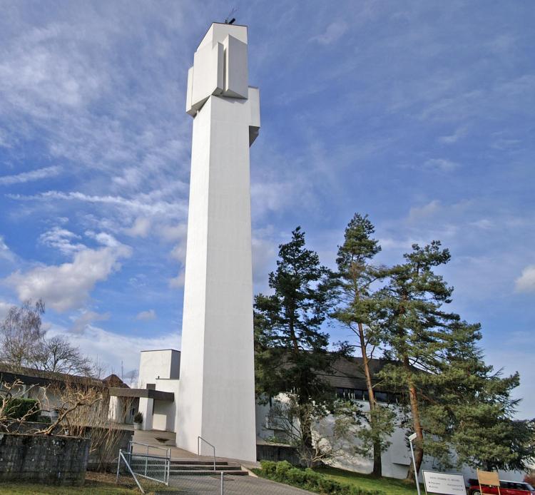 Seit 1966 steht auch im Zollikerberg - im Wilhof - eine katholische Kirche. Sie trägt den Namen des Erzengels Michael