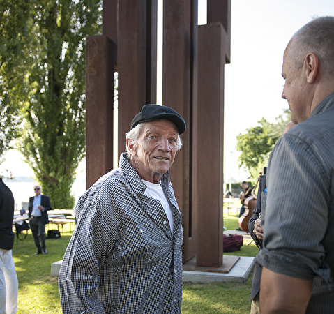 Künstler James Licini vor seinem Kunstwerk Stahlbau VKR400