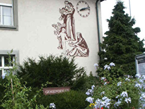 Das Gemeindehaus an der Bergstrasse ist 1940, ein Jahr nach Beginn des Zweiten Weltkrieges, eingeweiht worden. Neben dem Haupteingang ist oben an der Fassade zu lesen: 