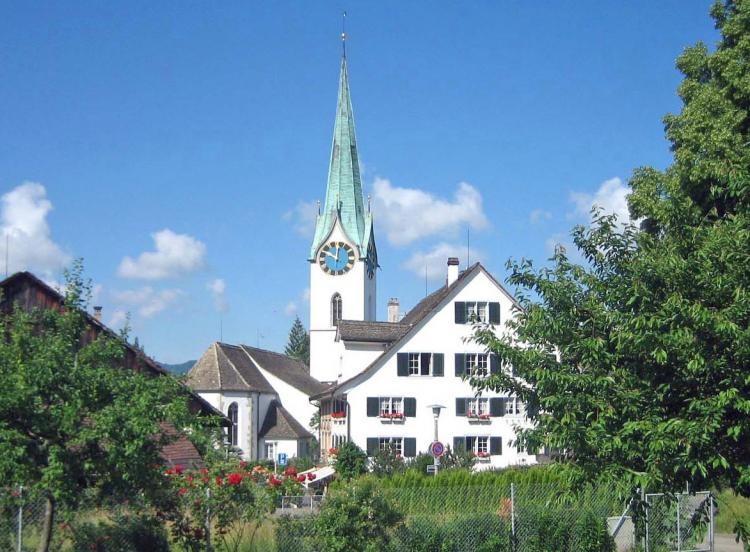 Die 1498/99 erbaute Dorfkirche, welche 1967 renoviert und restauriert wurde steht im Dorfkern von Zollikon. 