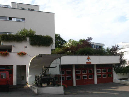 Im Feuerwehrgebäude an der Bergstrasse befinden sich seit 1971 auch die Gemeindepolizei, die Zivilschutzstelle und die Polizeiabteilung der Gemeindeverwaltung.