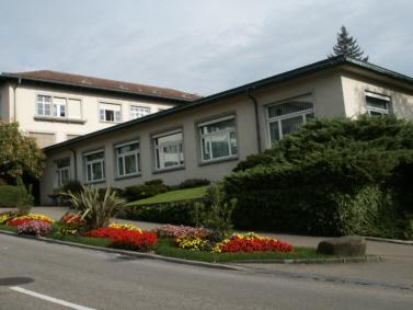 Der Zugang zur Einwohnerkontrolle von der Bergstrasse her ist rollstuhlgängig. In diesem Anbau zum Gemeindehaus war ab 1940 die Post Zollikon untergebracht - bis 1968, als an der Rotfluhstrasse das heutige Postgebäude eröffnet wurde. 