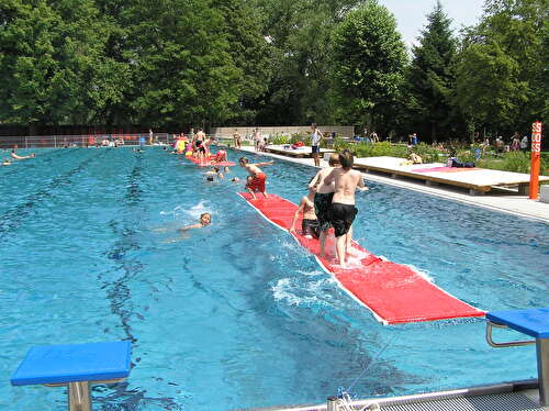 Spielelemente im Schwimmerbecken