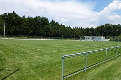 Sportplatzgebäude mit Spielfeld