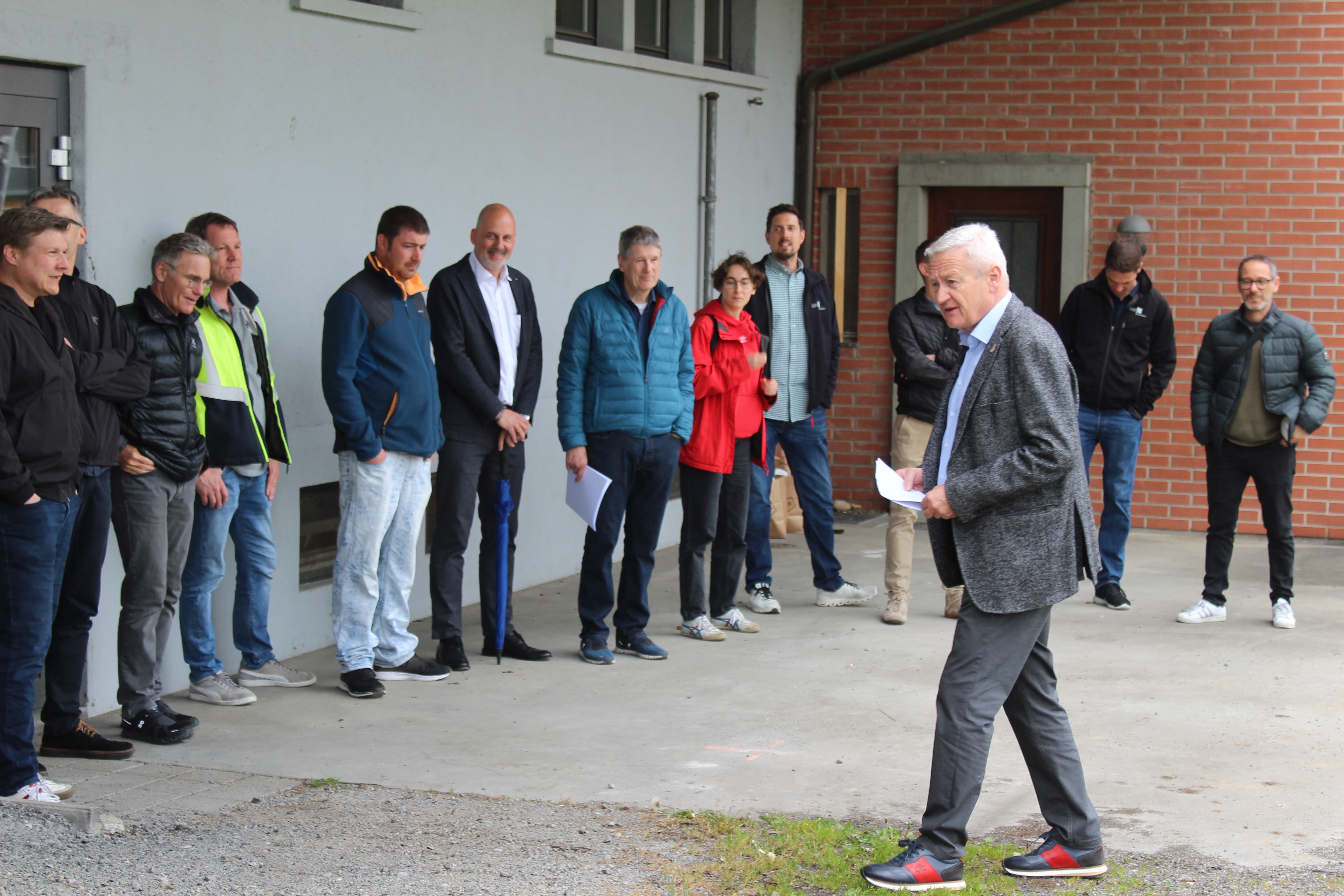 Ruedi Hediger, Leiter der Immobiliengruppe der Ortsbürgerkommissions, spricht zu den Gästen des Spatenstichs