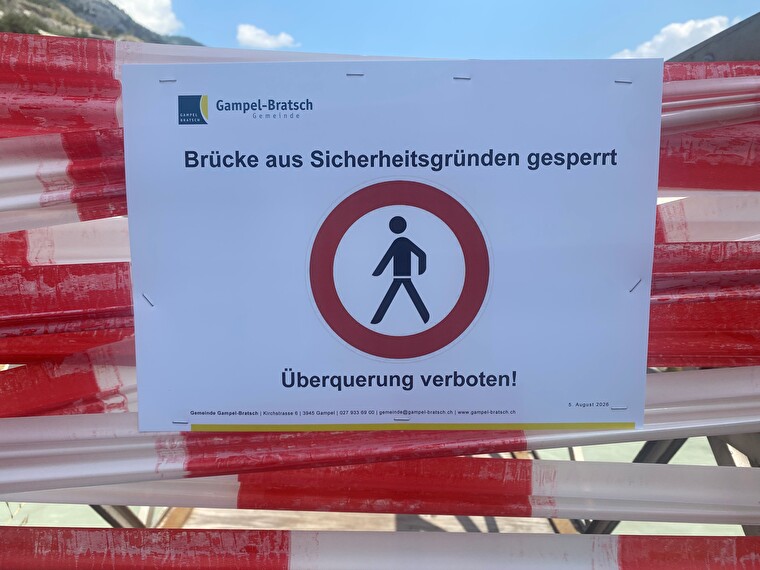 Schild Sperrung Brücke