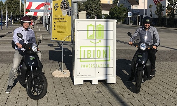 Stefan Grötzinger (Energiebeauftragter, l.) und Christian Ebneter (Mitarbeiter der TBW) mit der Powerstation