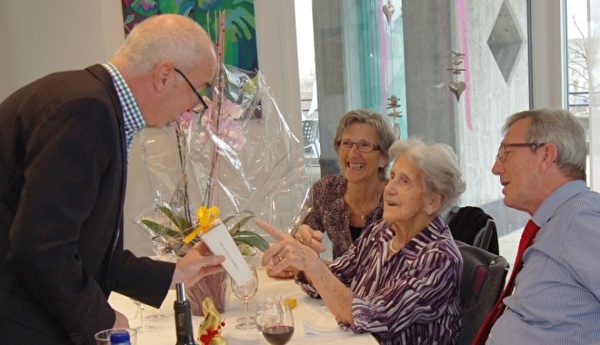 Stadtrat Daniel Meili gratuliert Anna Maria Kuratli zum 100. Geburtstag