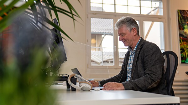 Stadtpräsident Hans Mäder im Coworking Space Büro Lokal