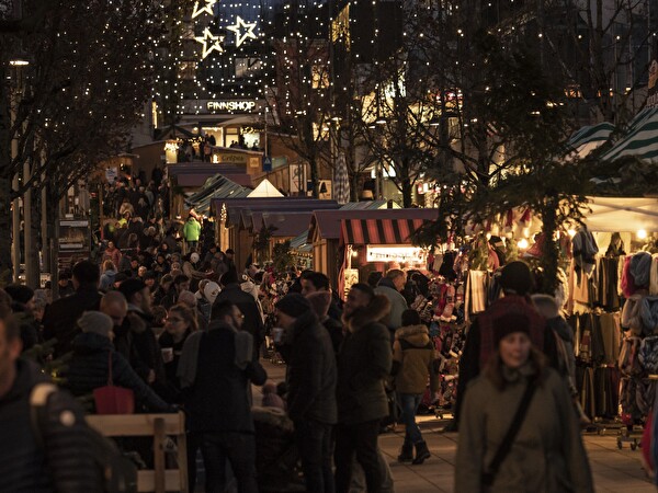 viele Menschen besuchen den Weihnachtsmarkt