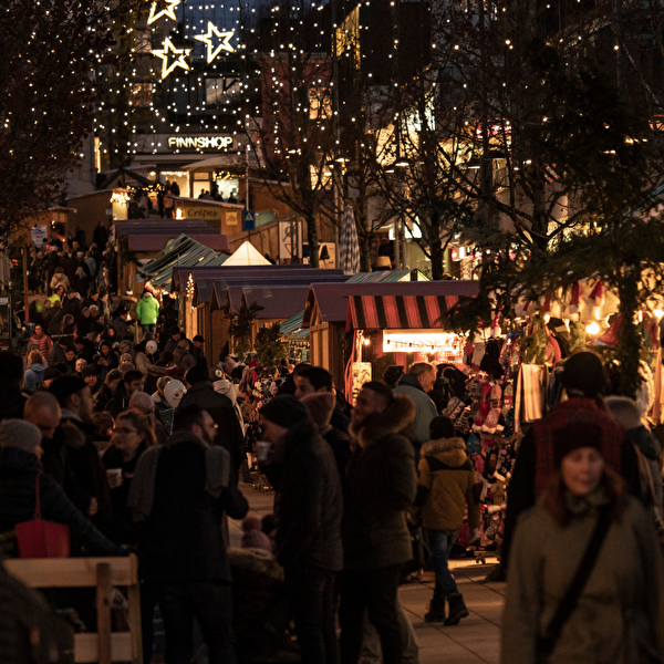 viele Menschen besuchen den Weihnachtsmarkt