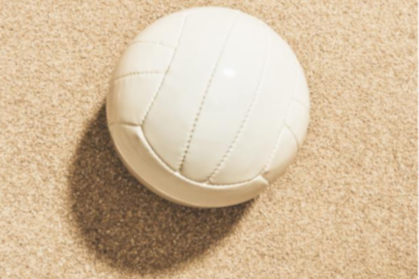 Volleyball auf sandigem Untergrund