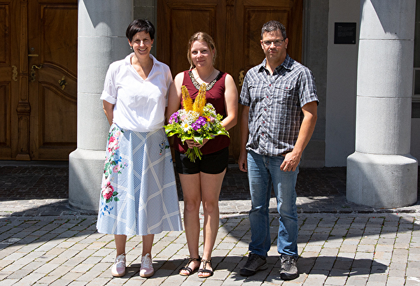 Stadtpräsidentin Susanne Hartmann und Andreas Meier, Leiter Stadtgärtnerei, gratulieren Stefanie Brülisauer.