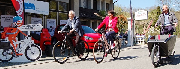 Unterwegs mit E-Power: Stadtrat Marcus Zunzer, Stadtpräsidentin Susanne Hartmann und Stadtrat Daniel Meili (von links nach rechts; in einem gesicherten Strassenstück, daher für einmal ohne Velohelm) beim Probefahren mit E-Bikes im Rahmen des Projektes «Bike4Car».