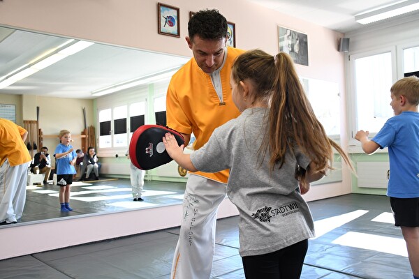 Mädchen beim Kinder Kung-Fu Kurs