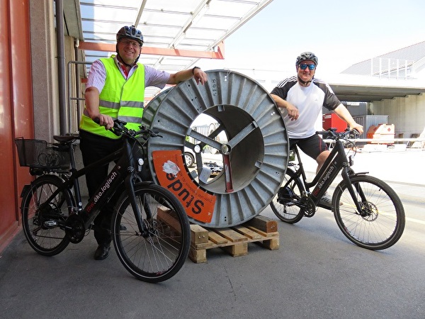 Andreas Gnos und Ernst Gasser mit E-Bikes