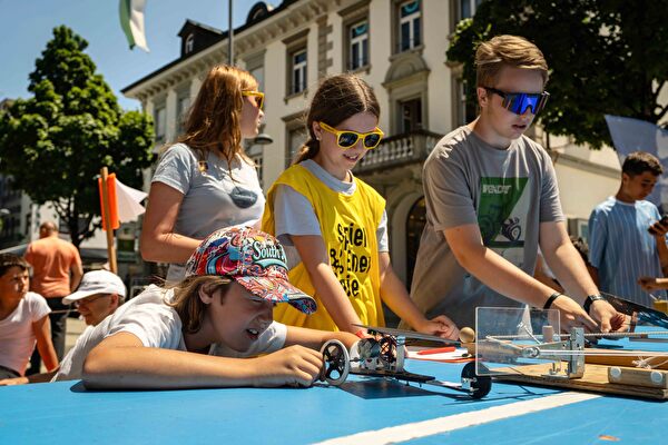 Kinder platzieren ihre Solarmobile für das Rennen