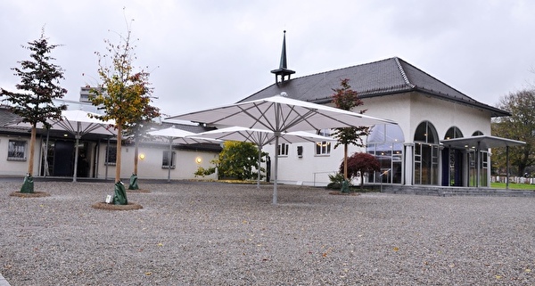 Friedhof Altstatt: Abdankungsplatz neu mit Gross-Schirmen und Bäumen