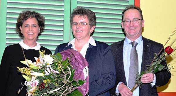 Die neu gewählte Parlamentspräsidentin für das Amtsjahr 2017, Ursula Egli (SVP), flankiert vom neu gewählten Vizepräsidenten Luc Kauf (GRÜNE prowil; rechts) und der abtretenden Parlamentspräsidentin 2016, Christa Grämiger (CVP; links).