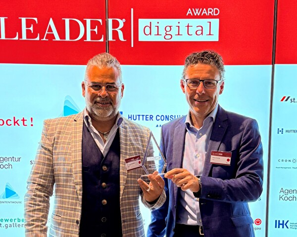 Produktmanager Emiliano Fossalto (links) und Geschäftsleiter Marco Huwiler (rechts) freuen sich über das Erreichen des Finals mit dem Projekt «DeineEnergie».