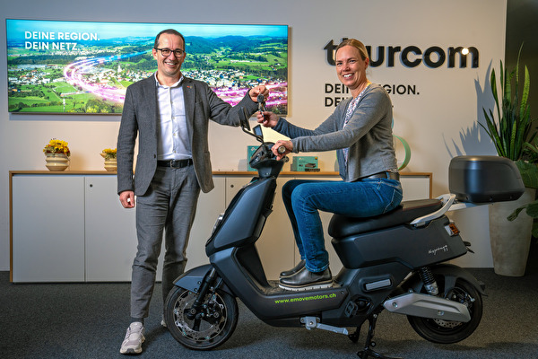 Gewinnerin Regina Beurer mit dem eScooter