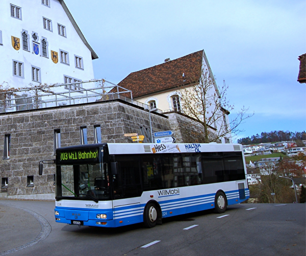 Stadtbus vor dem Hof zu Wil