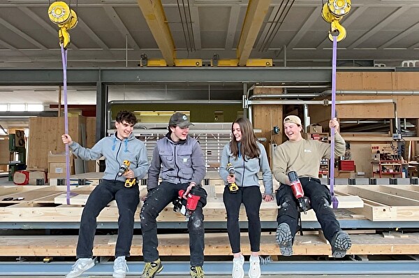 Lernende der s müller holzbau sitzen in der werkstatt