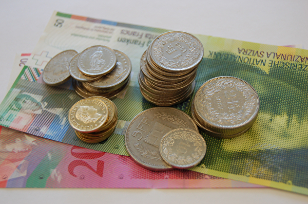 Münzen und Noten in Schweizer Franken