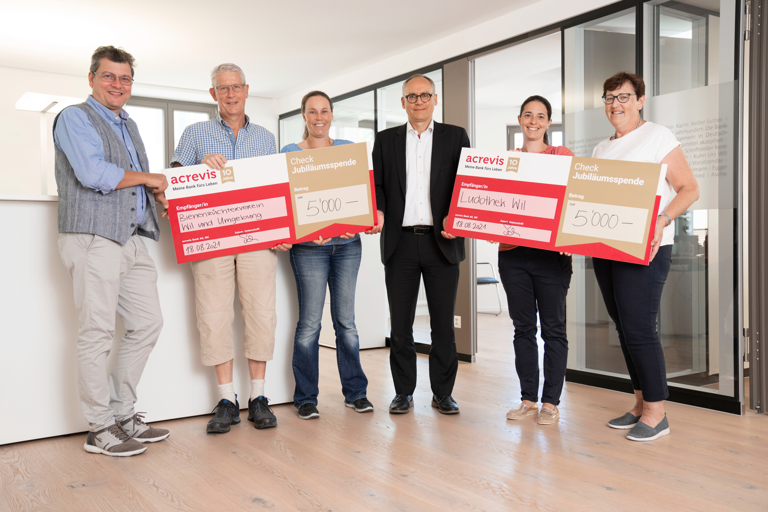 Checkübergabe Jubiläumsspende Acrevis Bank Ludothek