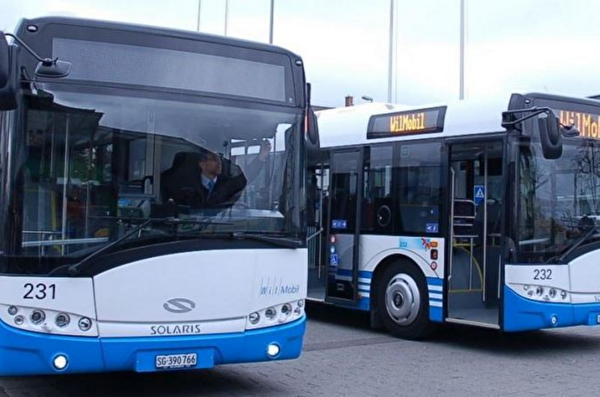 Stadtbusse am Bahnhof