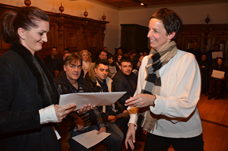 Stadtpräsidentin Susanne Hartmann übergibt einer Neu-Wilerin ihren Bürgerbrief