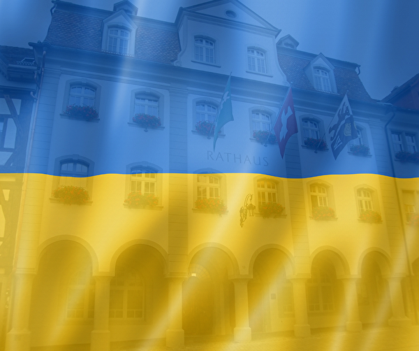 Rathaus mit Ukraine-Flagge überlagert