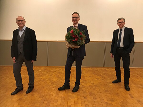 Der abtretende Parlamentspräsident Roland Bosshart, Parlamentspräsident Christof Kälin, Vizepräsident Klaus Rüdiger