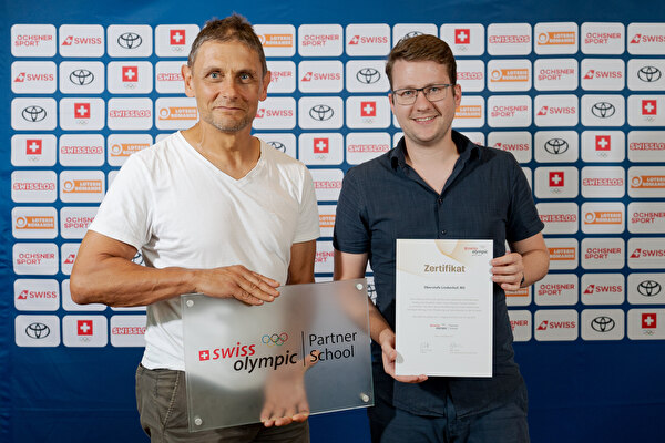 Schulleiter Lukas Schläpfer und Sportkoordinator Hans Kölbener erhalten Label