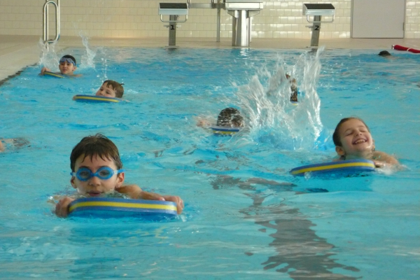 Kinder beim Schwimmen im Hallenbad