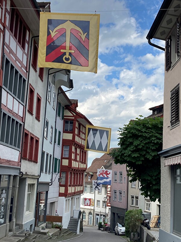 Äbtefahnen hängen in der Wiler Altstadt