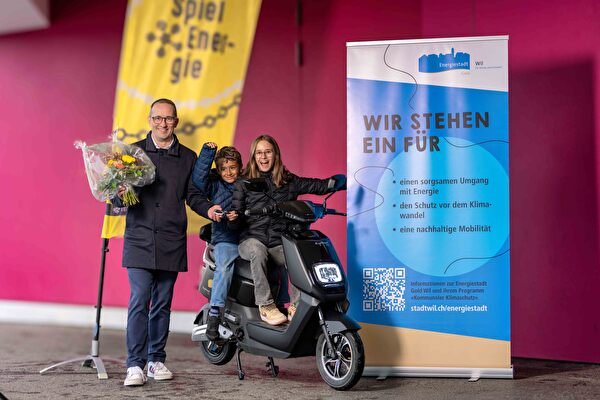 die Gewinnerin der Energie Trophy mit Stadtrat Andreas Breitenmoser