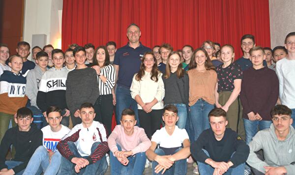 Sportschülerinnen und Sportschüler der Oberstufe Lindenhof zusammen mit Arnold Forrer