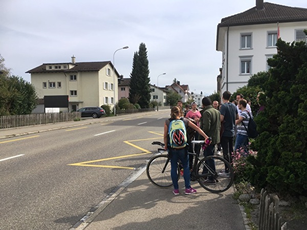 Teilnehmende Studenten vor Ort - Aufgabenstellung zur Ortsdurchfahrt Hauptstrasse/Bronschhoferstrasse