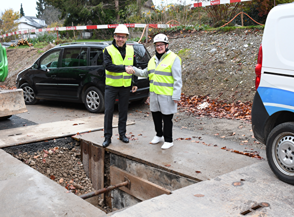 Marco Huwiler, TBW, und Corinne Dähler, Thurvita AG, schütteln sich die Hand