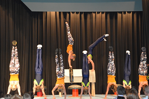 Sportschülerinnen und Sportschüler zeigen einen Handstand