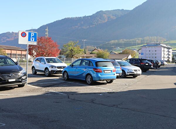 Der Parkplatz am Spielweg in Siebnen wird neu durch die Gemeinde Schübelbach bewirtschaftet.