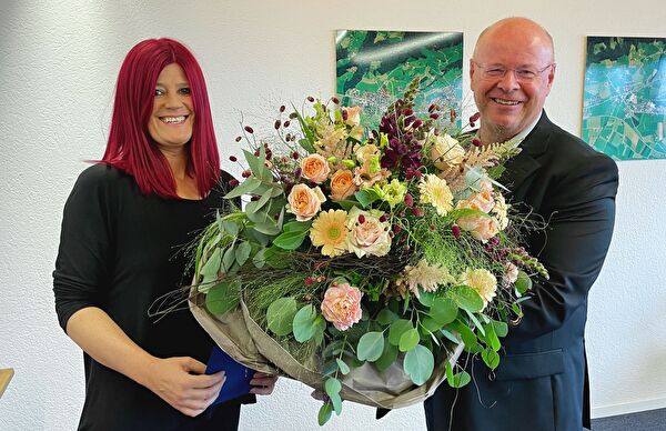Die neue Vizepräsidentin Leandra Spirig überreicht Gemeindepräsident Othmar Büeler zum ersten Arbeitstag im Gemeindehaus im Namen des Gemeinderates einen Blumenstrauss.