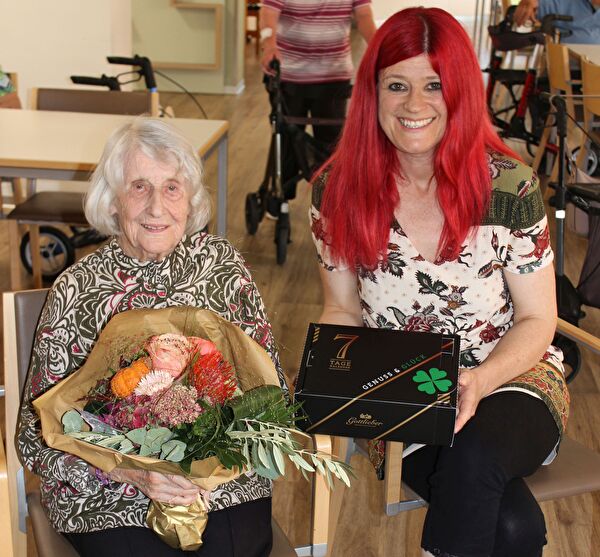 Leandra Spirig, Vizepräsidentin der Gemeinde Schübelbach, gratuliert Lina Schütz-Zingg zu ihrem 100. Geburtstag.