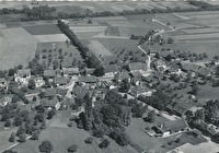 vue aérienne du village d'Henniez vers 1950